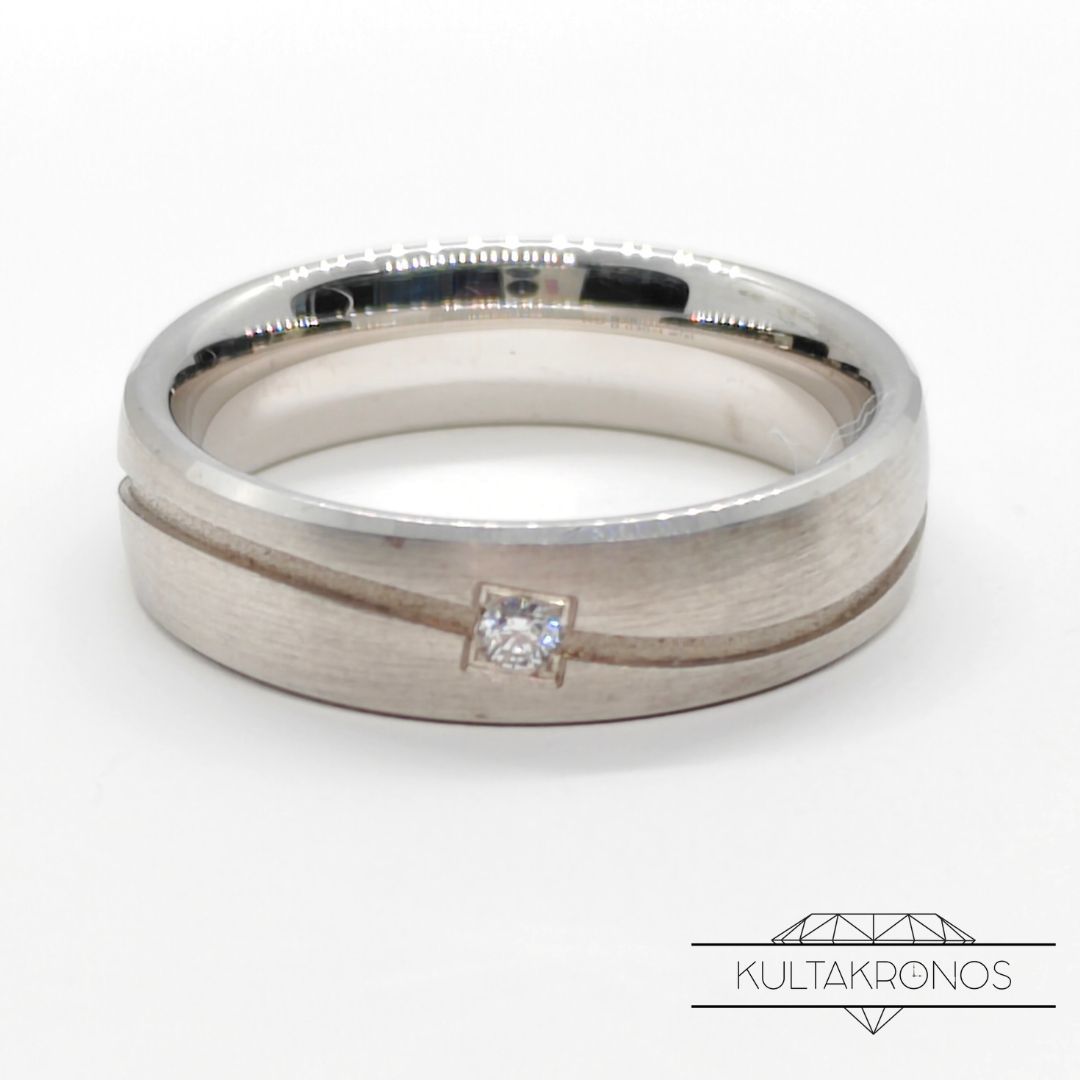 Hopeinen timanttisormus Hopeinen timanttisormus