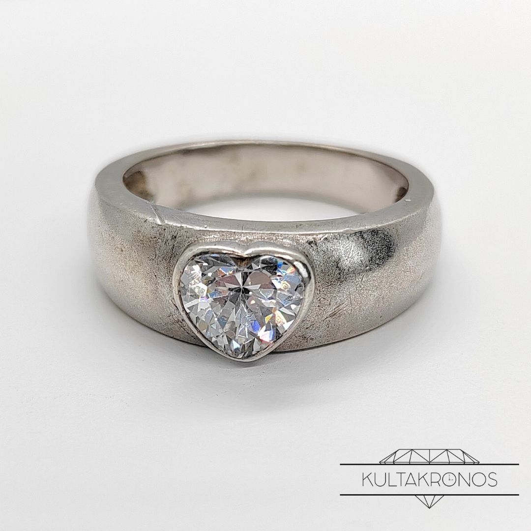 Hopeinen sydänsormus Hopeinen sydänsormus