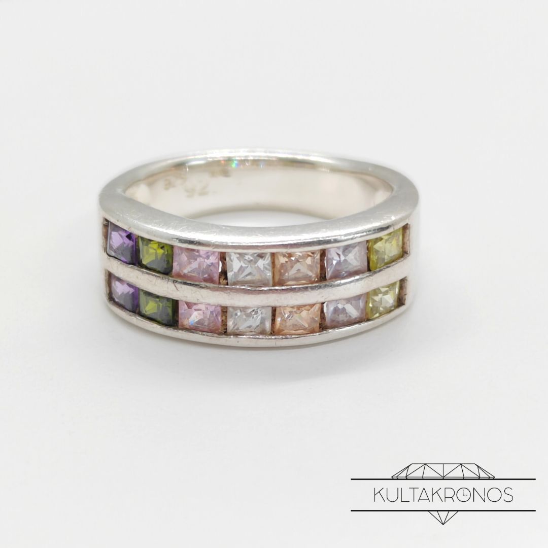 Sormus värikkäillä kivillä