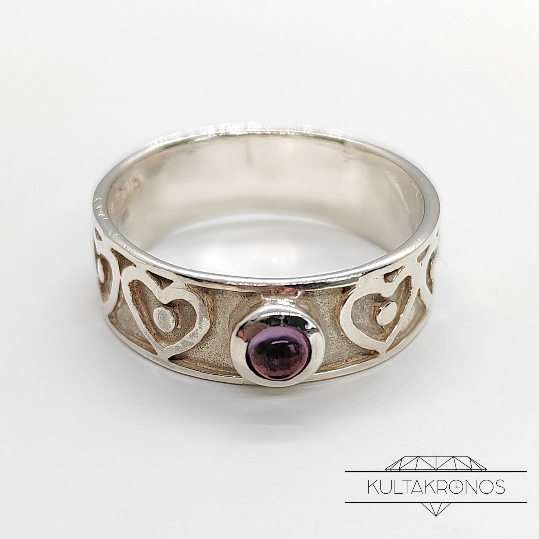 Sydänsormus liilalla kivellä