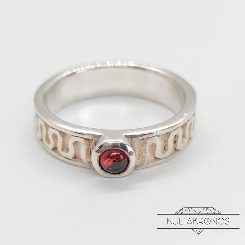 Hopeasormus punaisella kivellä