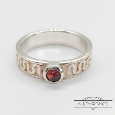 Hopeasormus punaisella kivellä
