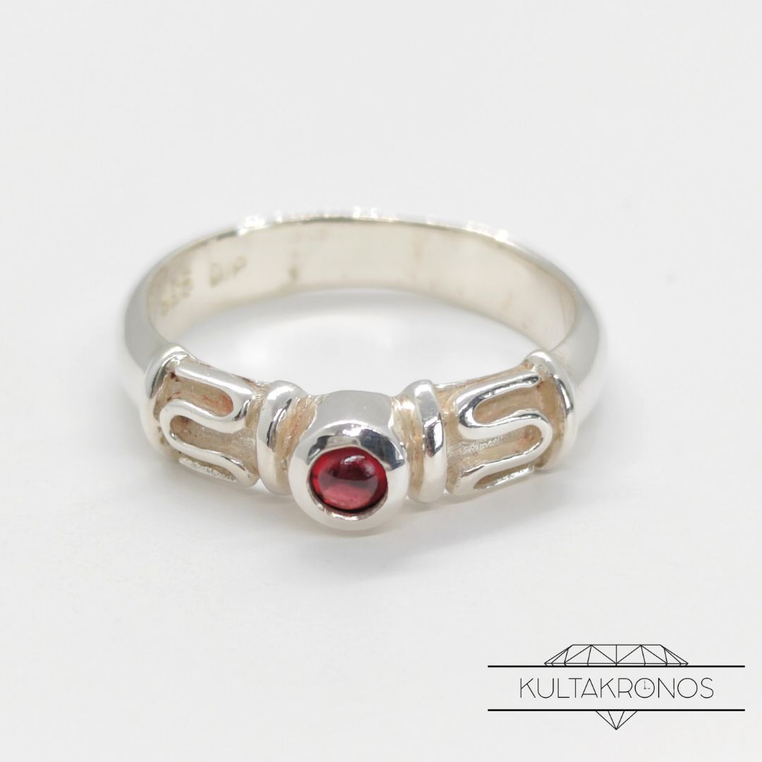 Hopeasormus punaisella kivellä