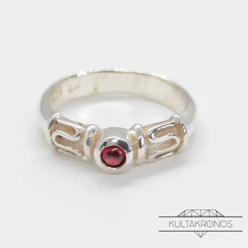 Hopeasormus punaisella kivellä