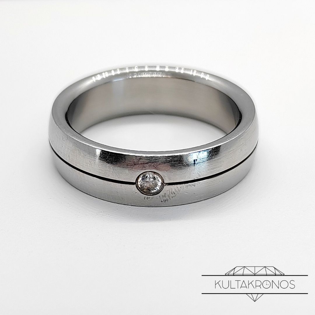 Hopeanvärinen sormus kirkkaalla kivellä