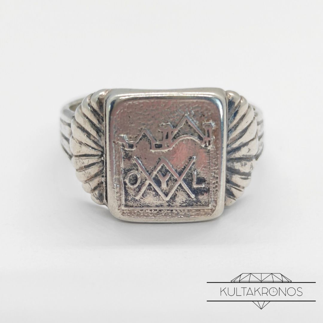 Hopeinen sormus - 1944