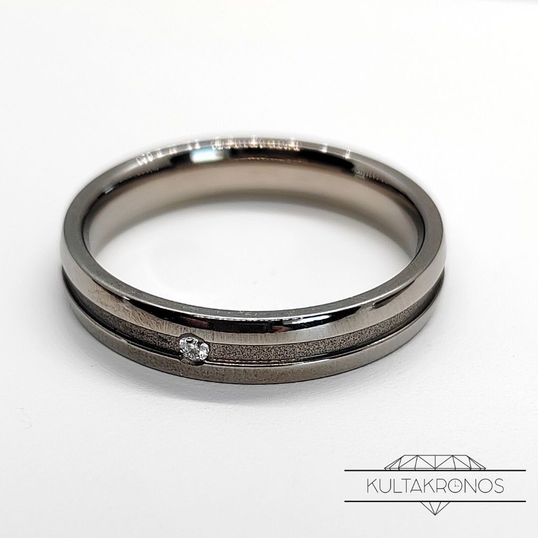 Titaanisormus timantilla