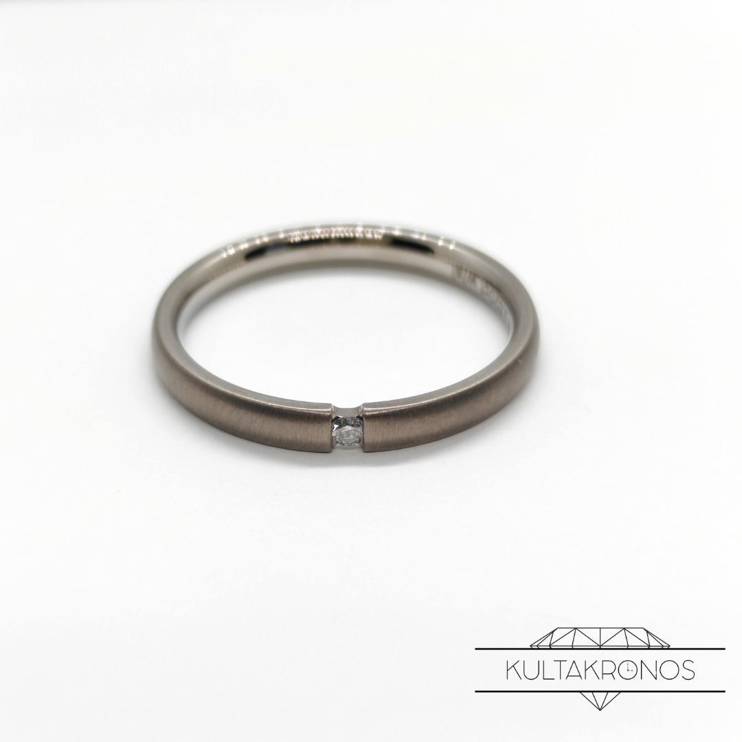 Titaanisormus timantilla