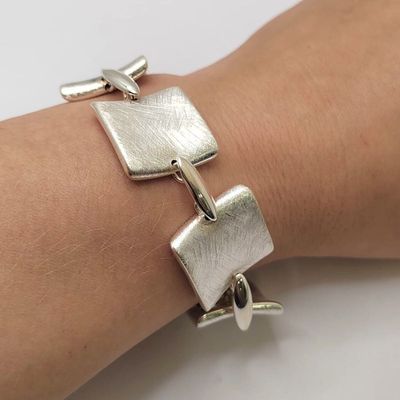 Catwalk Jewellery hopeinen rannekoru