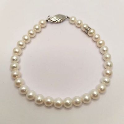 Makeanvedenhelmi-rannekoru