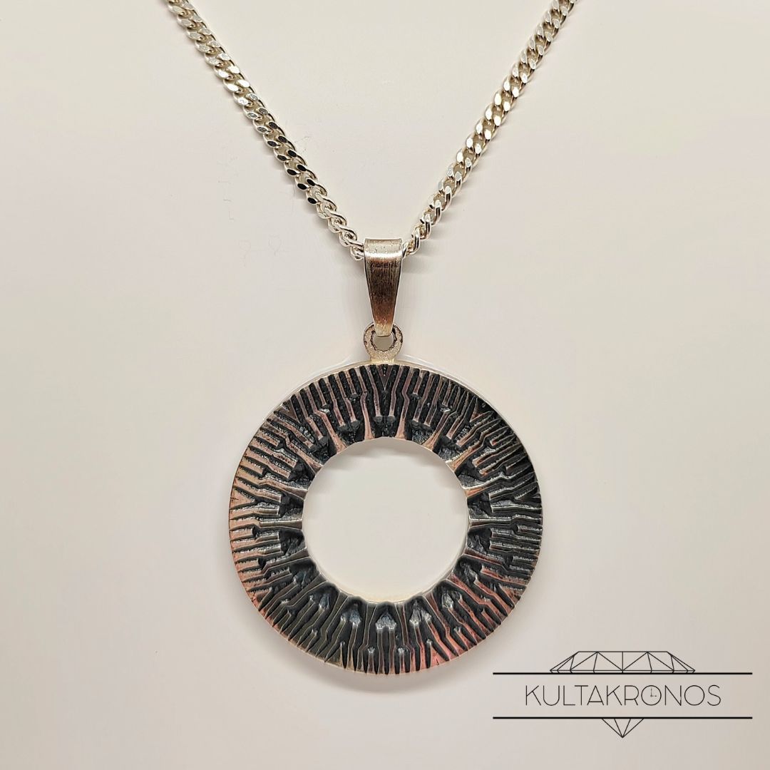 Kultakeskus, Hopeinen kaulakoru Kultakeskus, Hopeinen kaulakoru