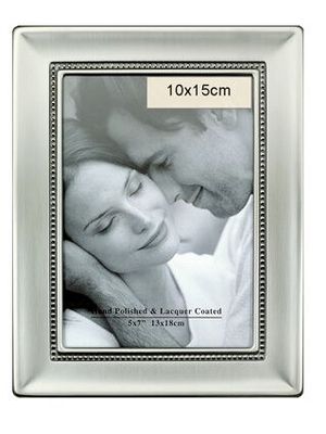 Valokuvakehys helmiornamenteilla