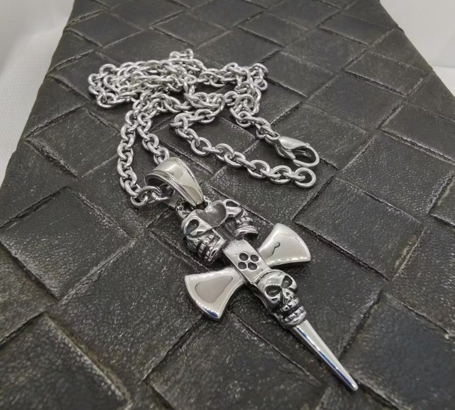 Catwalk Jewellery Pääkallo ja tikari -riipus