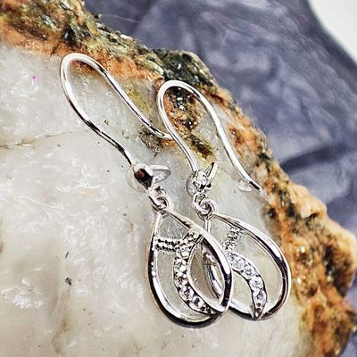 Valkokultaiset korvakorut