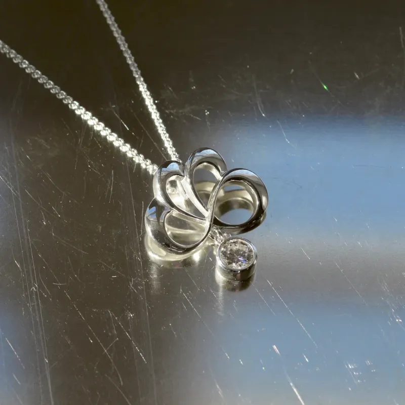 Sassi Design, Riemu riipus