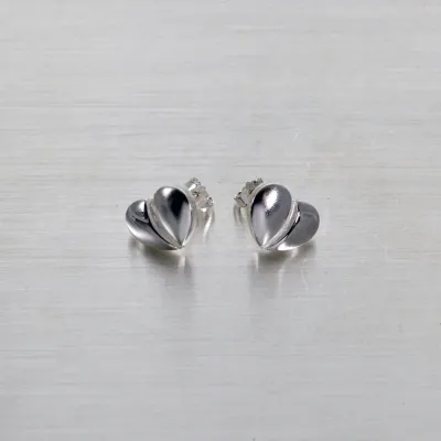 Sassi Design, Hellyys korvakorut