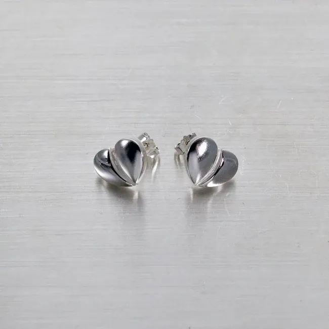 Sassi Design, Hellyys korvakorut