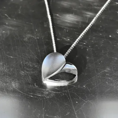 Sassi Design, Hellyys riipus