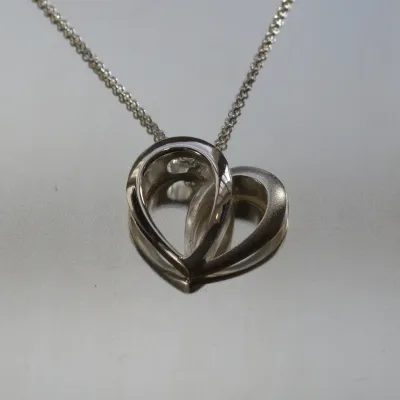 Sassi Design, Onni riipus