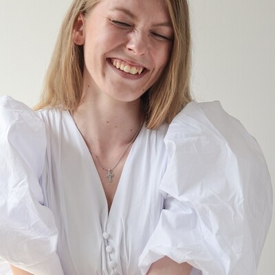 Lumoava Helmi risti timantilla