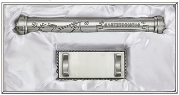 Haikara kastetodistus jalustalla