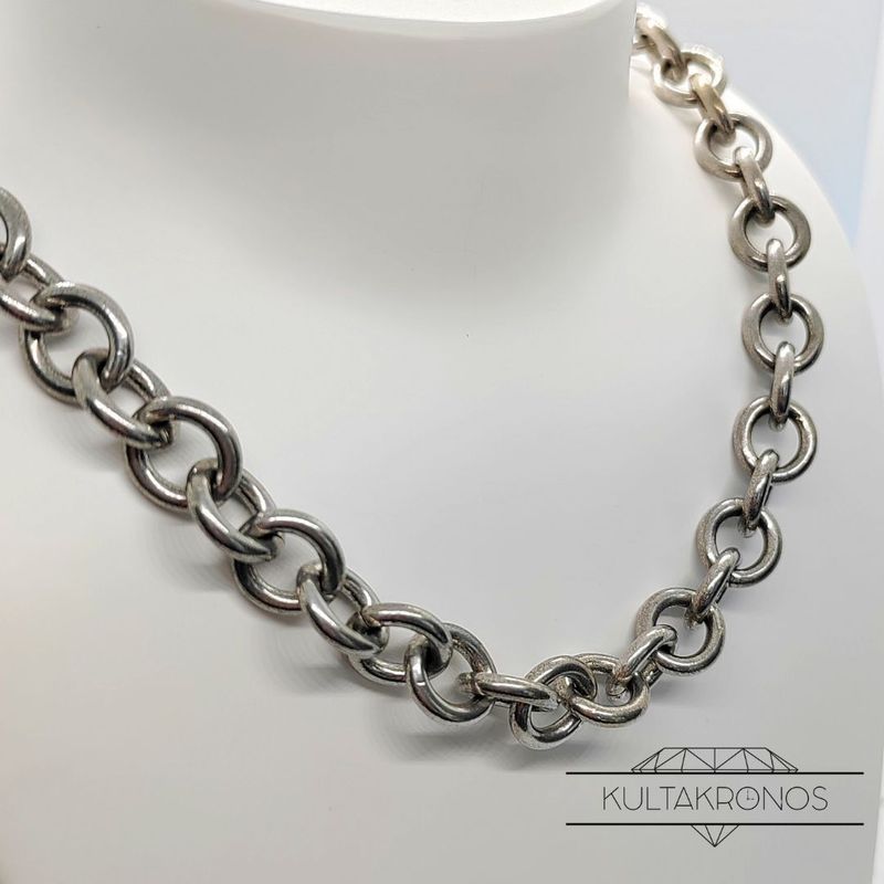 Hopeinen kaulaketju