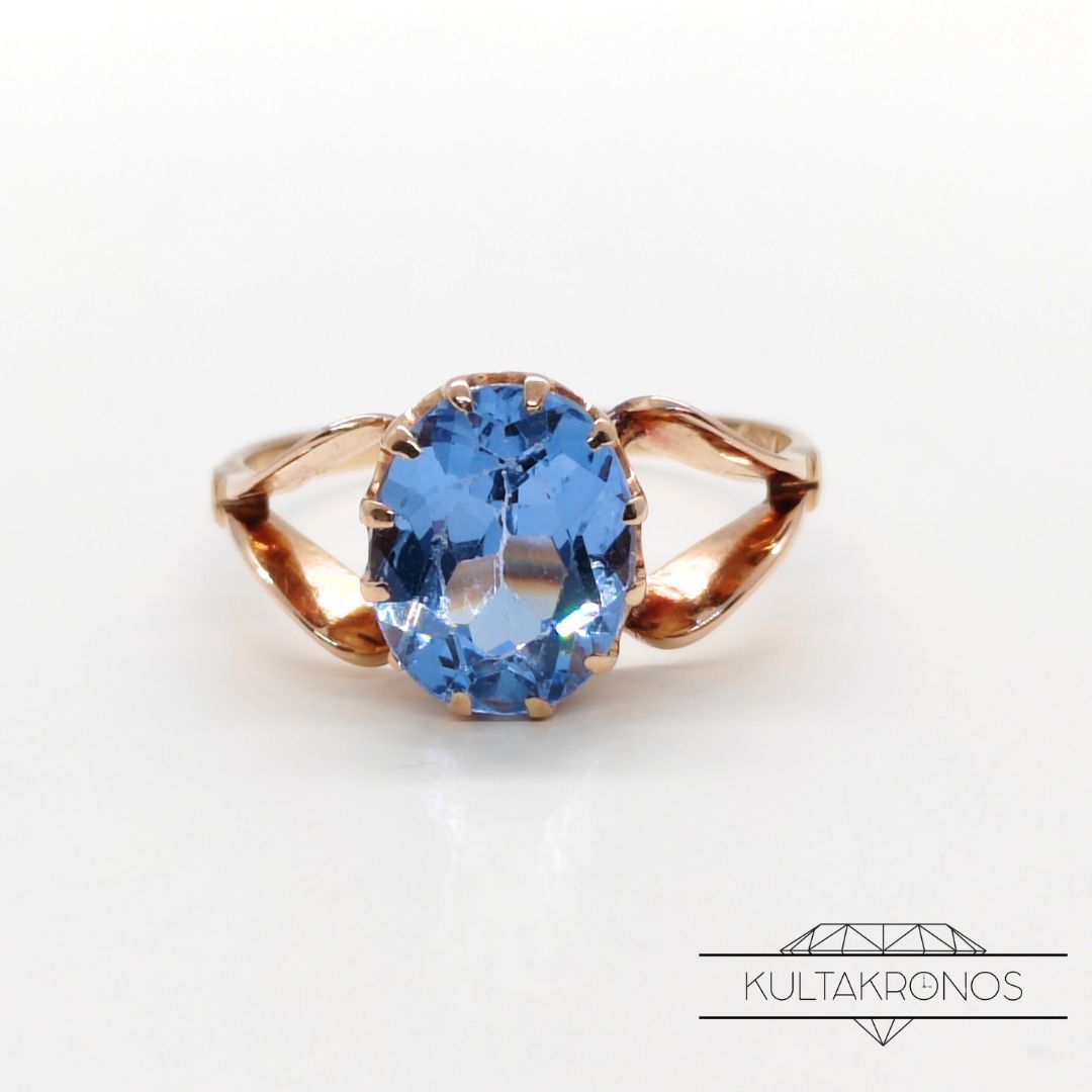 Kultainen sormus sinisellä kivellä