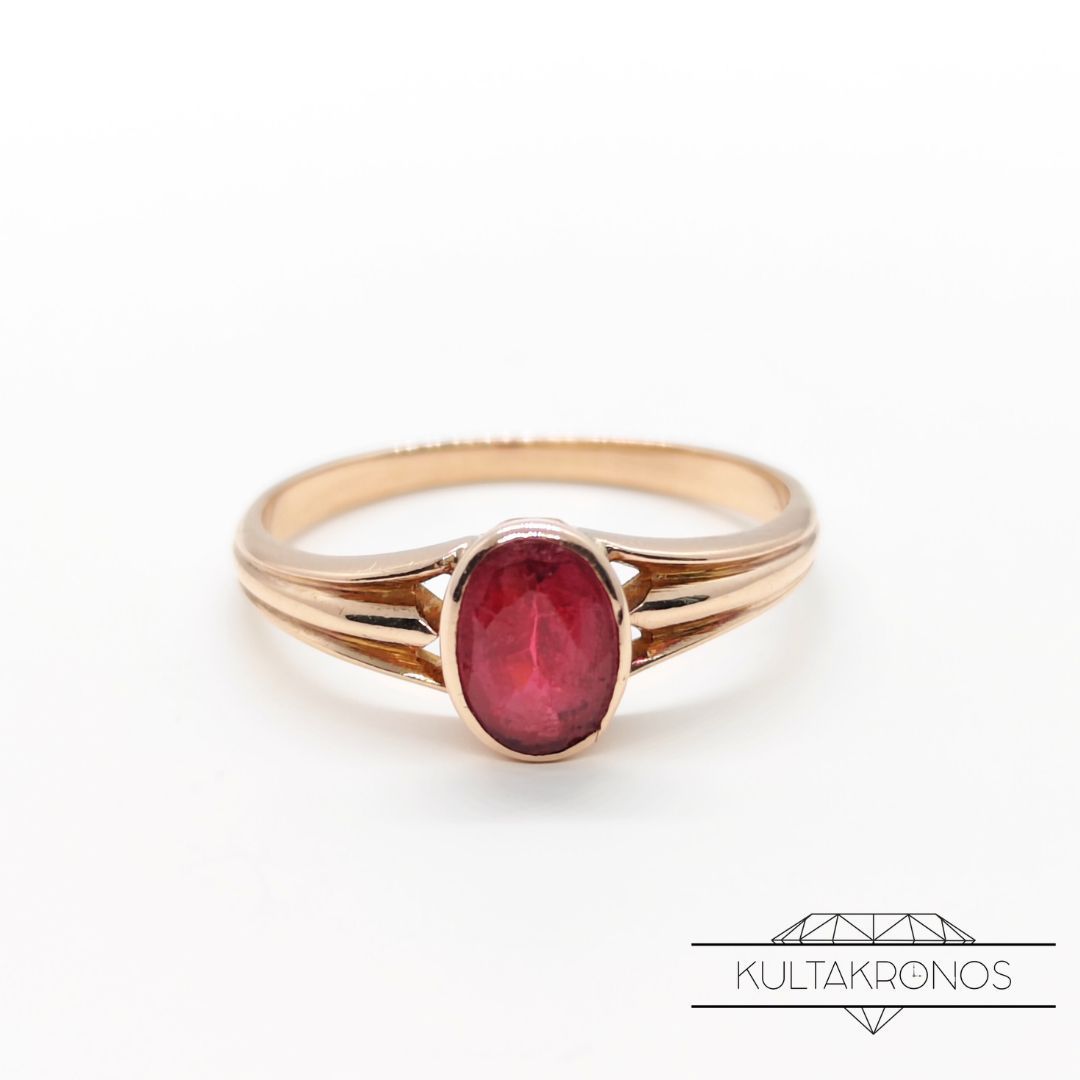 Kultainen sormus punaisella kivellä Kultainen sormus punaisella kivellä