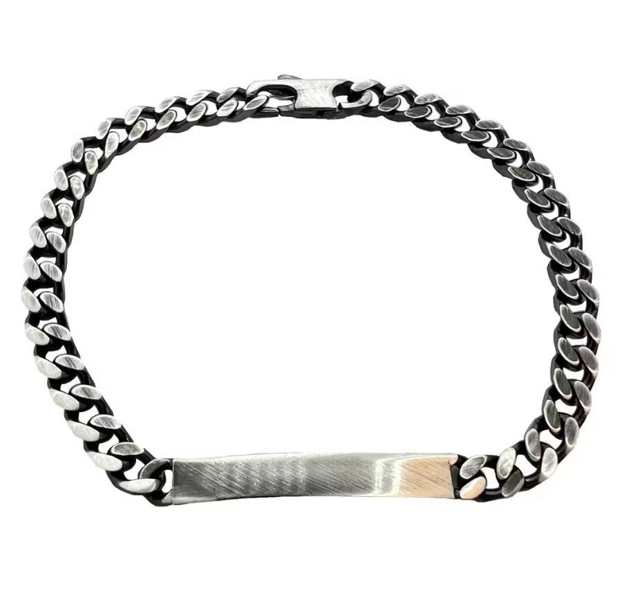 Catwalk Jewellery Hopeinen panssariketjurannekoru kaiverruslaatalla