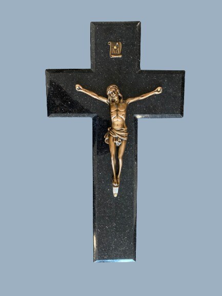 Croix granit avec christ