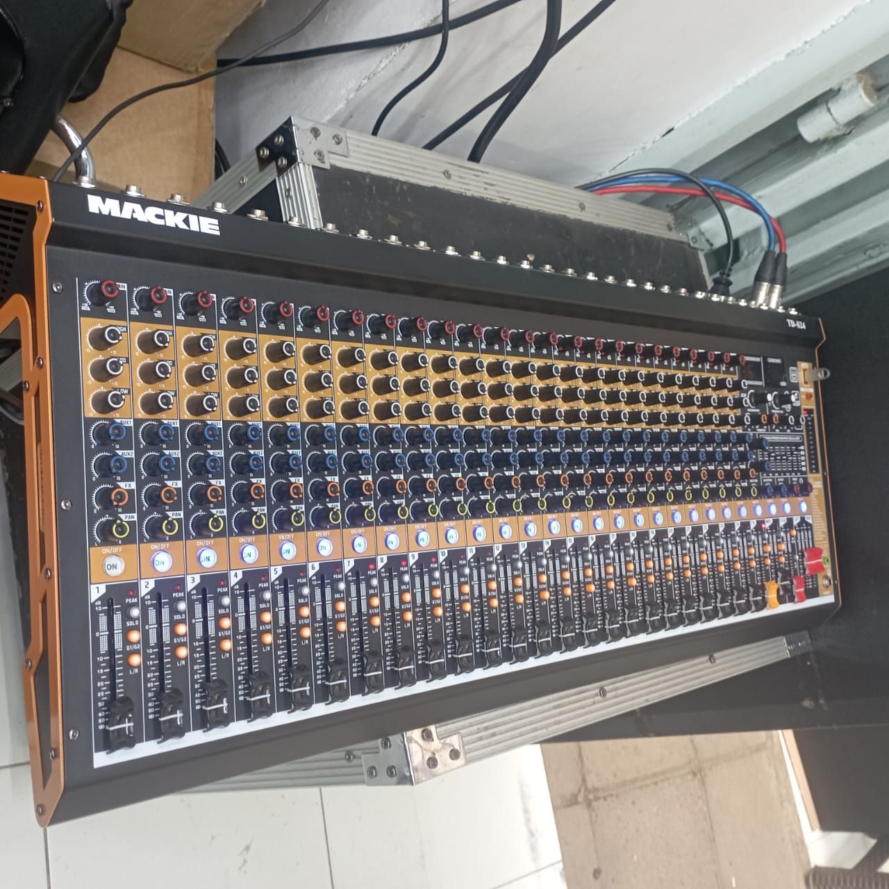 Mackie 24 Channels Plain Mixer SMX-2400