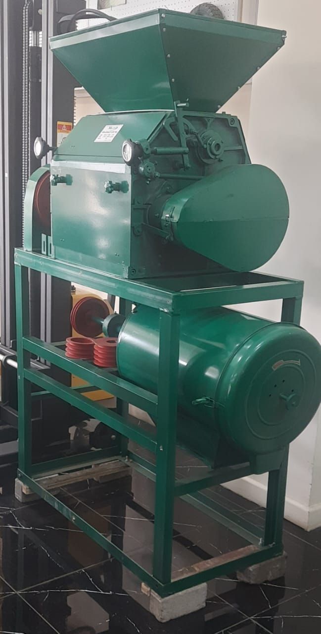 BIG ROLLER MILL 15HP MOTOR COMPLETE WITH MFC40 PRE CRUSHER