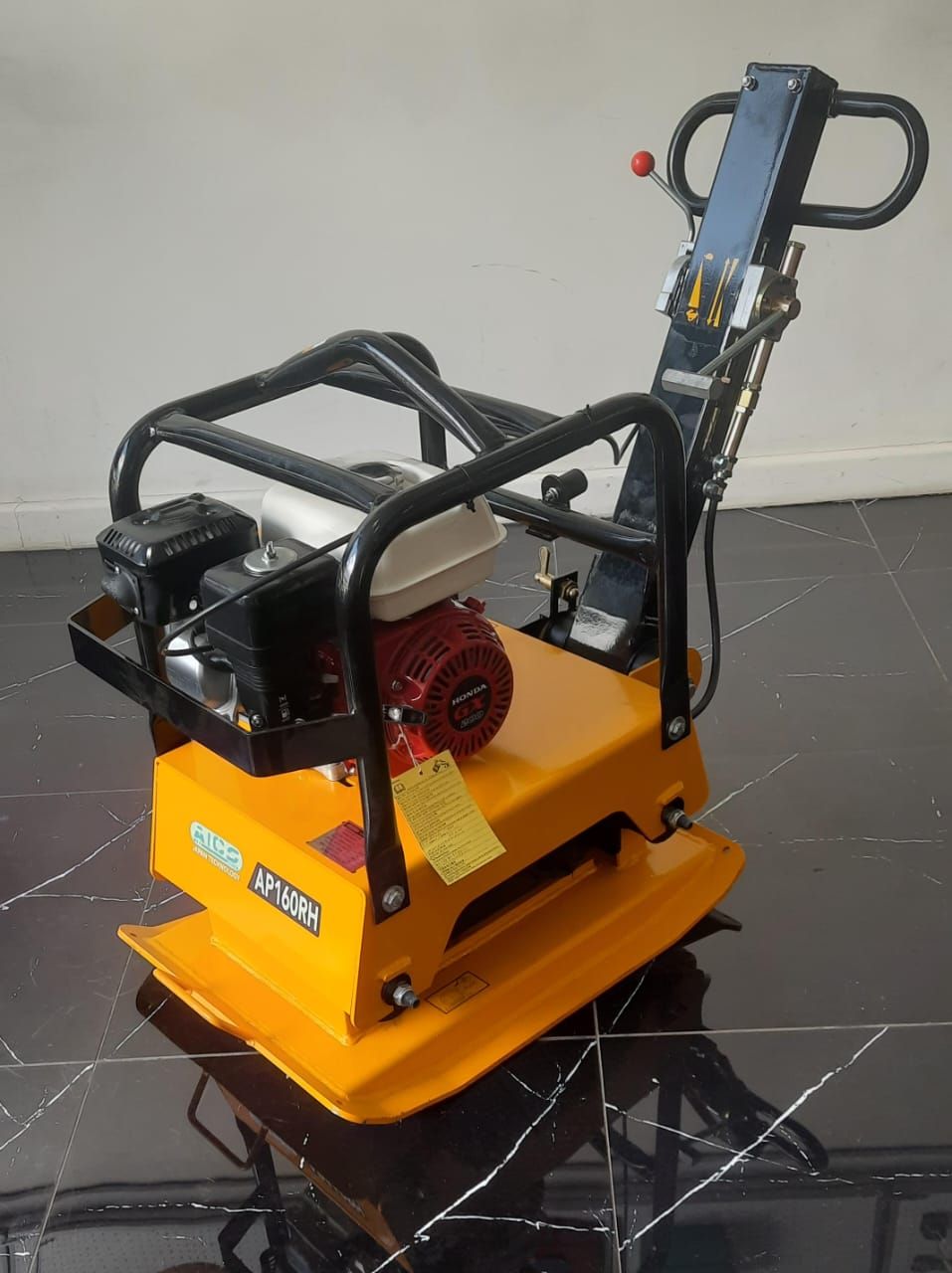 AICO JAPAN REVERSIBLE PLATE COMPACTOR WITH HONDA GX 200 ENGINE  160 KGS