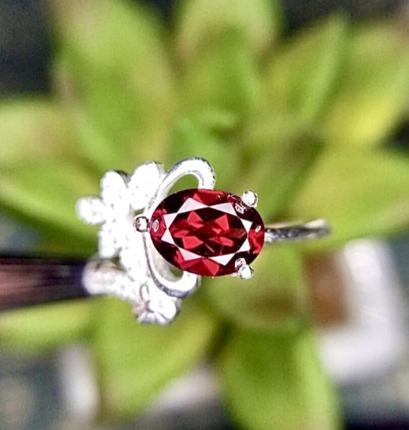 Bague argent massif sertie d&#39;un grenat rhodololite naturel de 1.56 Ct