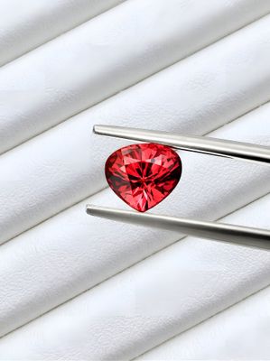 Grenat Malaya Naturel 2.66 cts | VVS Eye-Clean | Taille Précision | Rapport GFCO Gem Lab switzerland