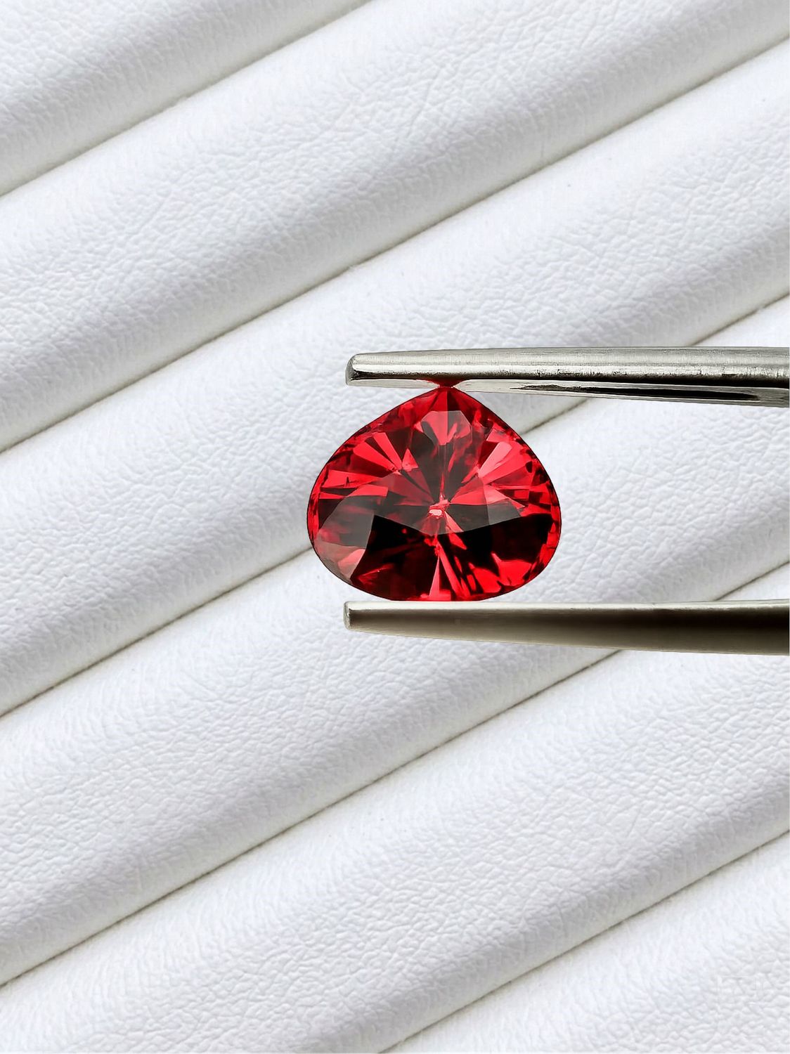 Grenat Malaya Naturel 2.66 cts | VVS Eye-Clean | Taille Précision | Rapport GFCO Gem Lab switzerland