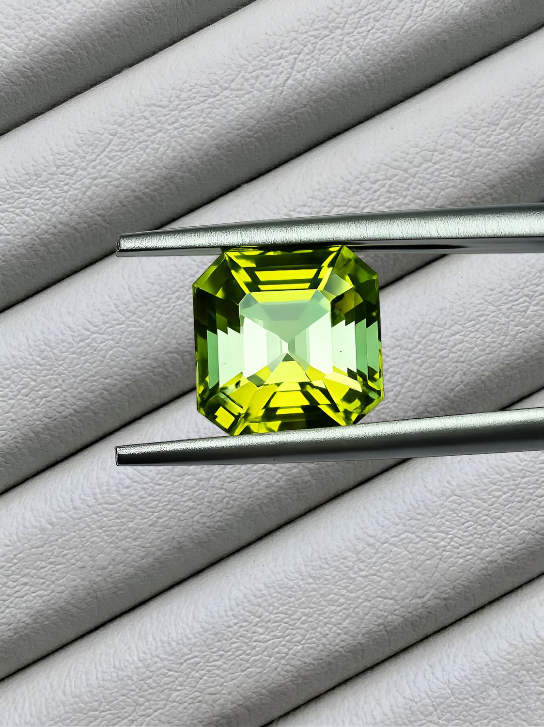 Tourmaline Naturelle « Vert néon Chartreux - Lumineux » – 2,68 cts - step cut à degré - Certifié