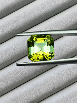 Tourmaline Naturelle « Vert néon Chartreux - Lumineux » – 2,68 cts - step cut à degré - Certifié