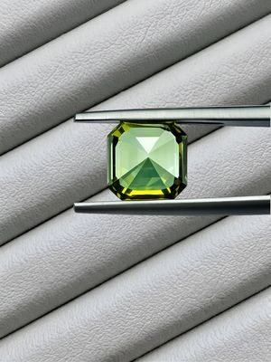 Tourmaline Naturelle « Vert néon Chartreux - Lumineux » – 2,68 cts - step cut à degré - Certifiée