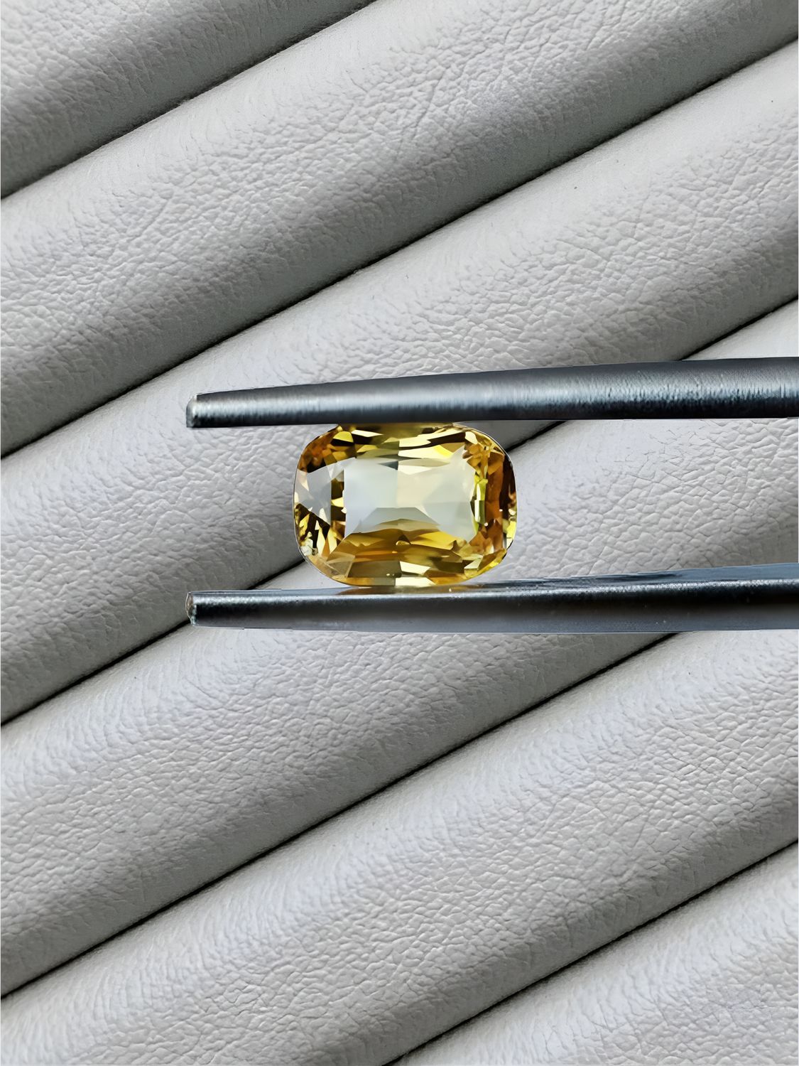 Saphir du Sri Lanka " Vivid yellow— 1.07 ct — certifié GFCO Gem Lab Suisse