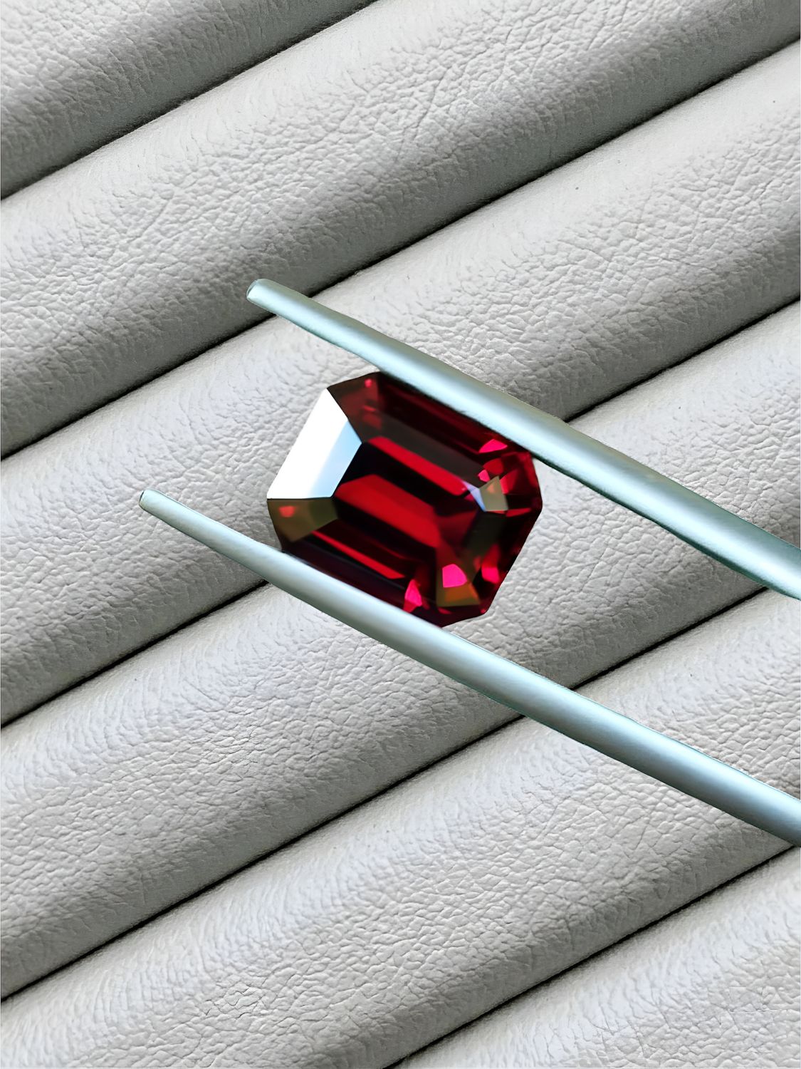 Grenat Almandin Naturel – vivid red – 3,80 cts - Tanzanie