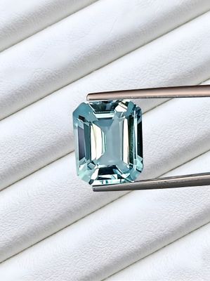 Topaze naturelle du Brésil- 6.76ts - couleur bleue VVS - certifié FGA
