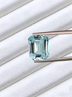 Topaze naturelle du Brésil- 6.76ts - couleur bleue VVS - certifié FGA