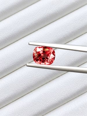Spinelle naturel - 1.41 Cts - couleur orange reflet rouge de birmanie, certifié.
