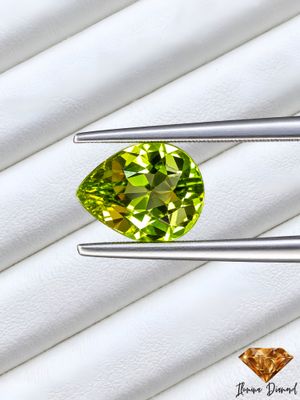 Paire de péridots naturels calibrés VVS - 3,70 cts - Pakistan.
