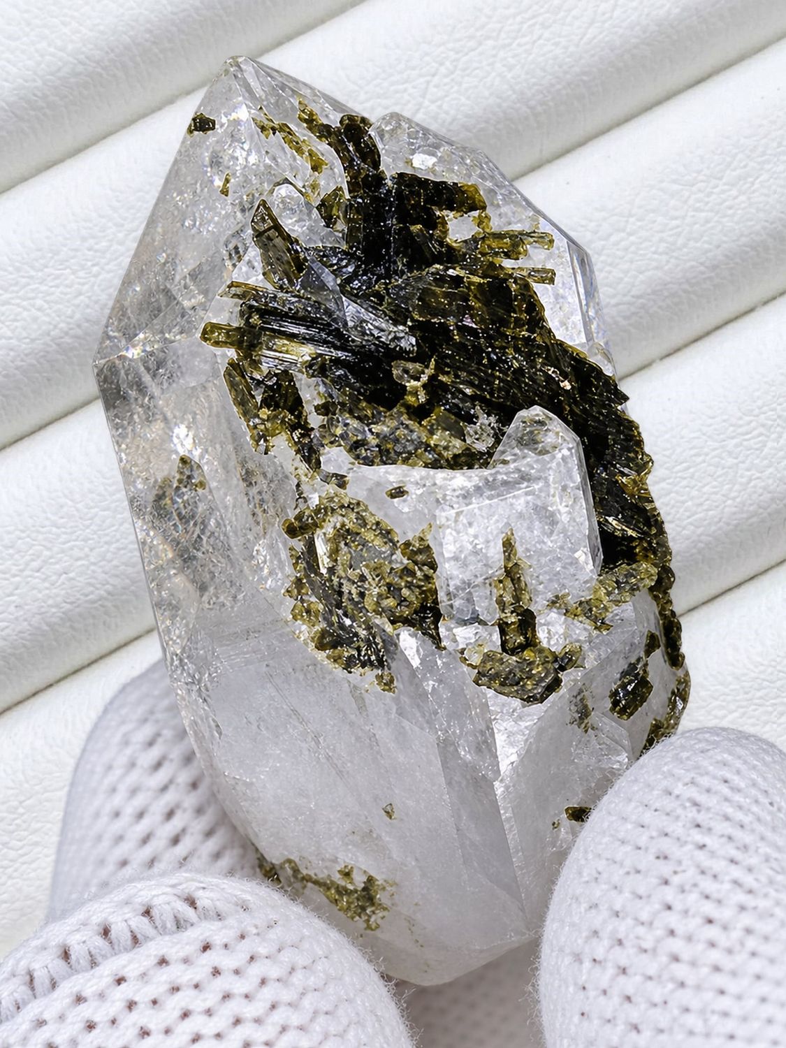 Épidote sur matrice quartz - 87.85 Cts - pakistan