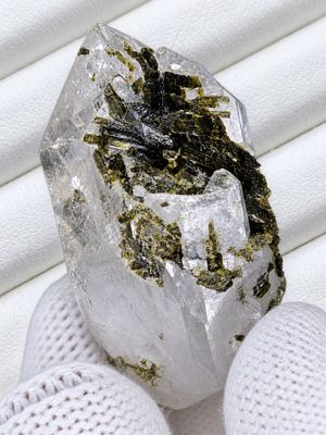 Épidote sur matrice quartz - 87.85 Cts - pakistan Épidote sur matrice quartz - 87.85 Cts - pakistan