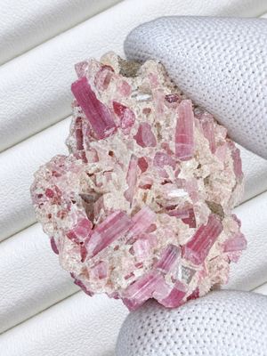Tourmaline brute sur matrice quartz, poids 86.52 Carats, origine Afghanistan