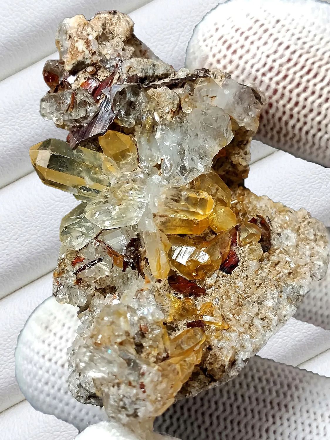 Natural brookite on a quartz matrix, 203.75 carats, Pakistan