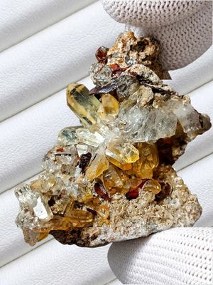 Natural brookite on a quartz matrix, 203.75 carats, Pakistan